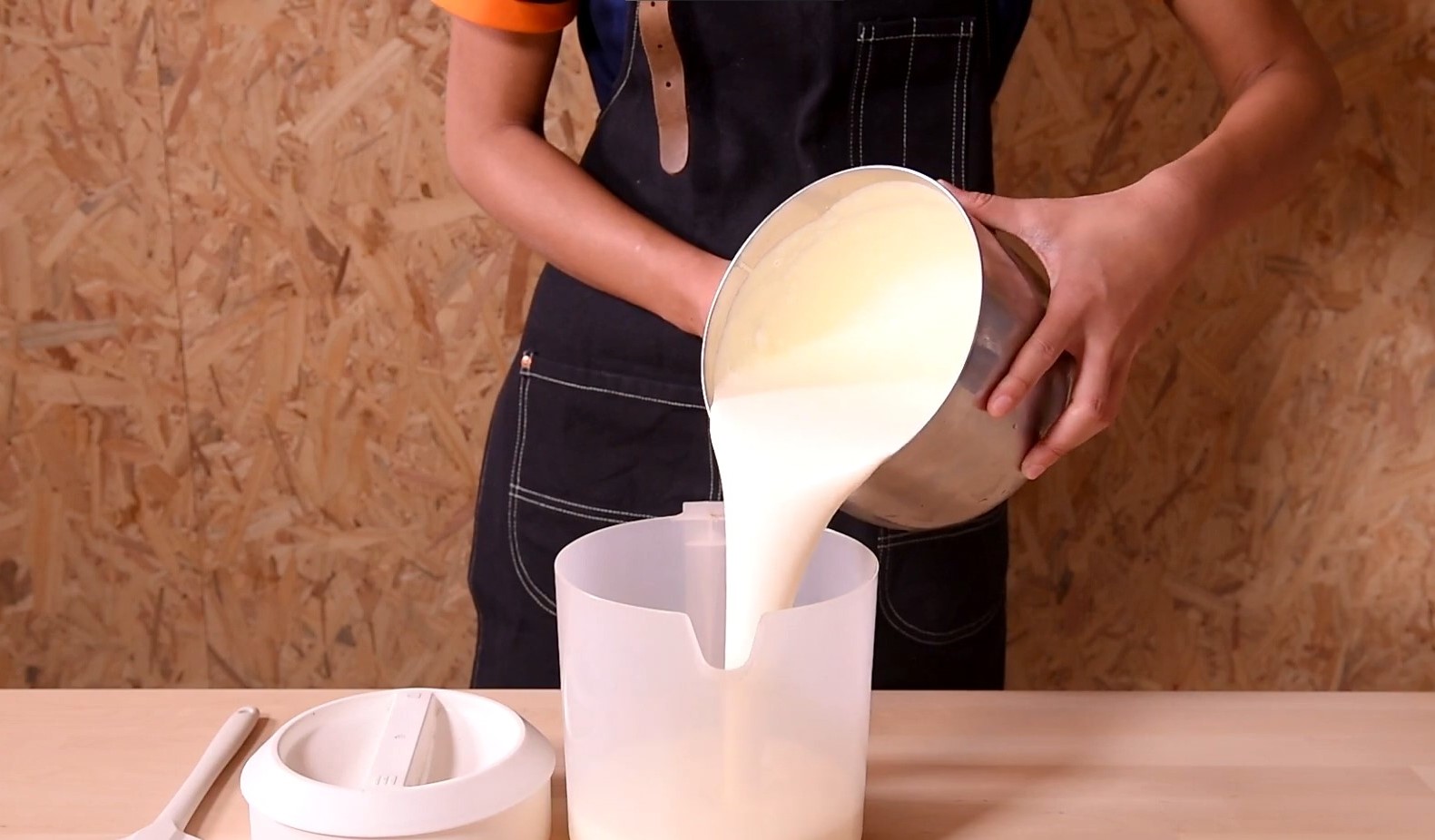 帶你一探究竟，原味奶蓋製作過程