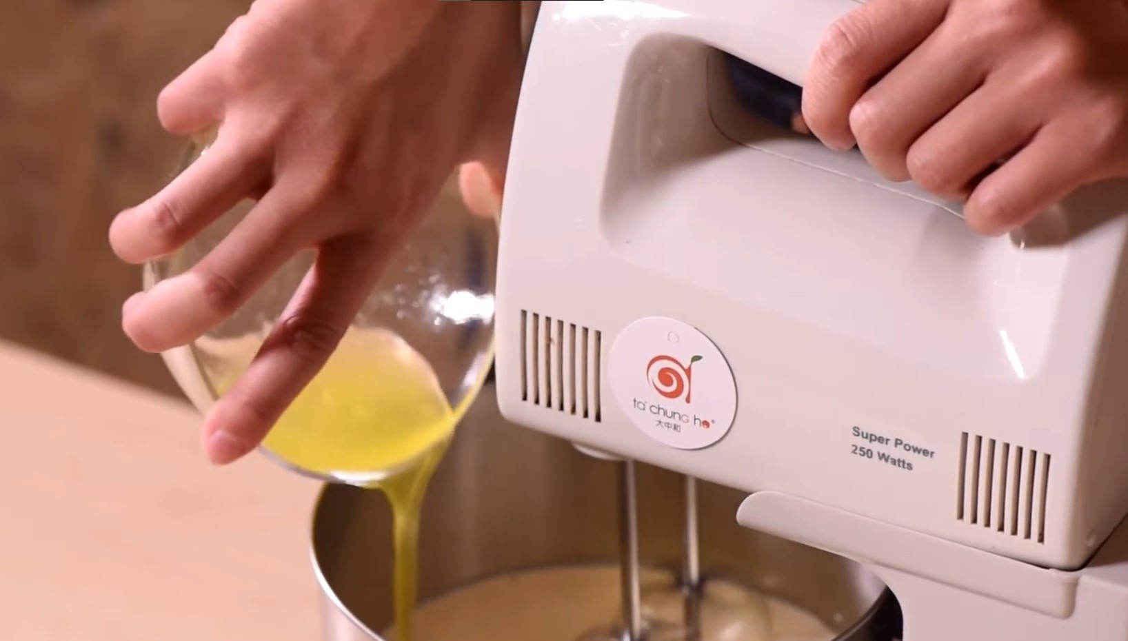 好吃的起司奶蓋是這樣來的，起司奶蓋製作過程